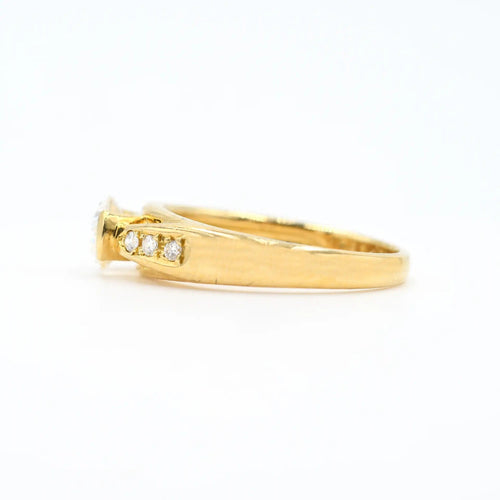 Bague Bague en or jaune avec diamant ovale Ct 1 58 Facettes