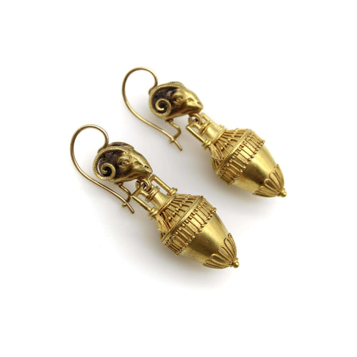 Boucles d'oreilles Boucles d'oreilles cannetille en or 14 carats, style néo-étrusque, représentant une tête de bélier et une amphore. 58 Facettes A20042