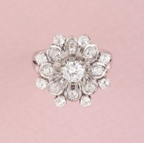 Bague 53 BUCHERER Bague florale en or blanc et diamants 58 Facettes