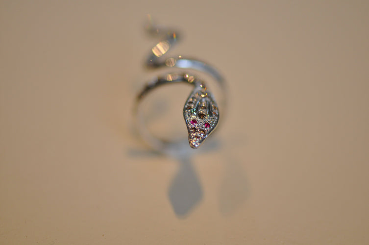bague grand serpent en or blanc avec diamants naturels