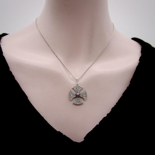 Collier Collier en platine, style édouardien, orné d'une croix de Malte et de diamants, avec une perle noire centrale. 58 Facettes A2001Z