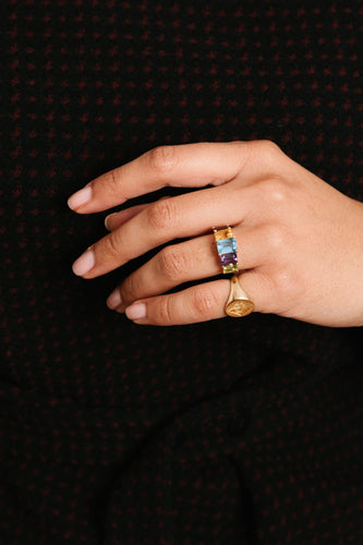 Bague en or jaune et pierres fines