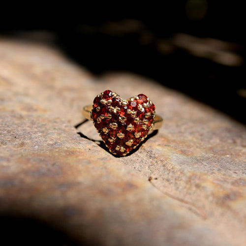 Bague vintage en or jaune avec cœur pavé de grenats