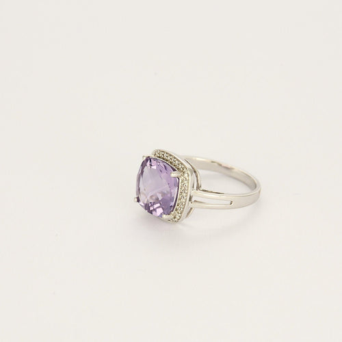 Bague en Or blanc,  Améthyste et petits diamants