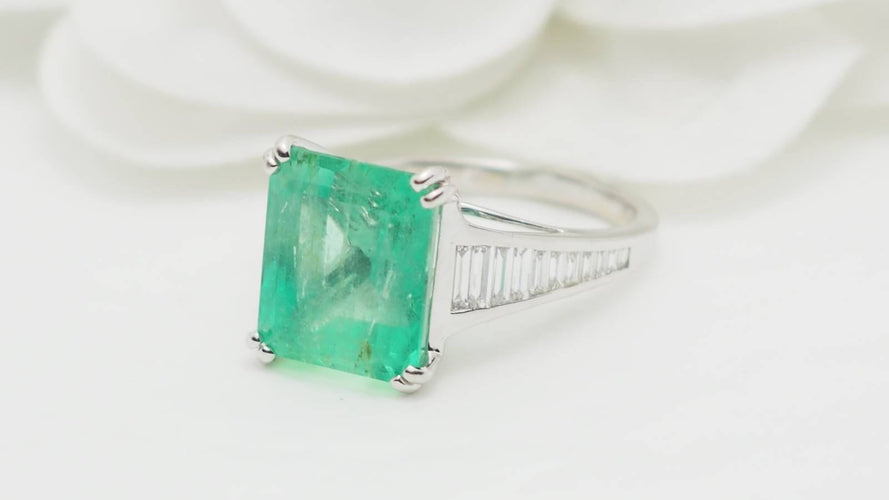 Bague 54 Bague en or blanc, Emeraude 7cts de Colombie et diamants 58 Facettes 32632