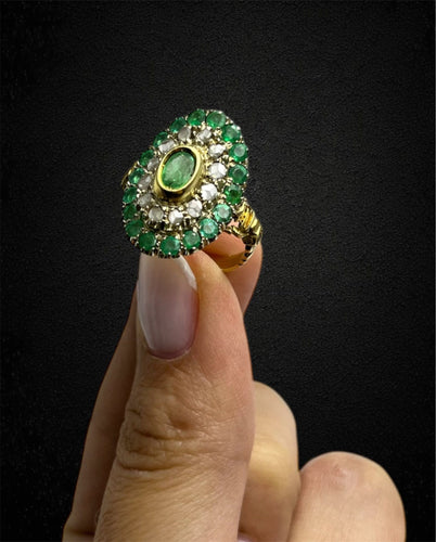 Bague 52 Bague en or jaune avec émeraude ovale et diamant et entourage d'émeraude 58 Facettes