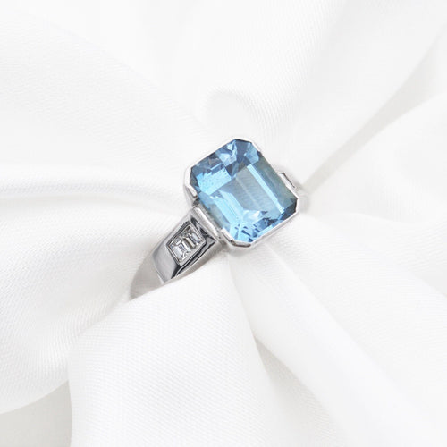 Bague Bague en or blanc avec aigue-marine de 2,9 ct et diamants 58 Facettes