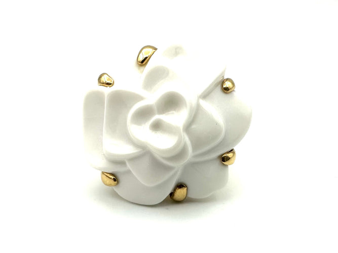 Bague 52 CHANEL. Collection "Camélia", bague or jaune et cacholong 58 Facettes