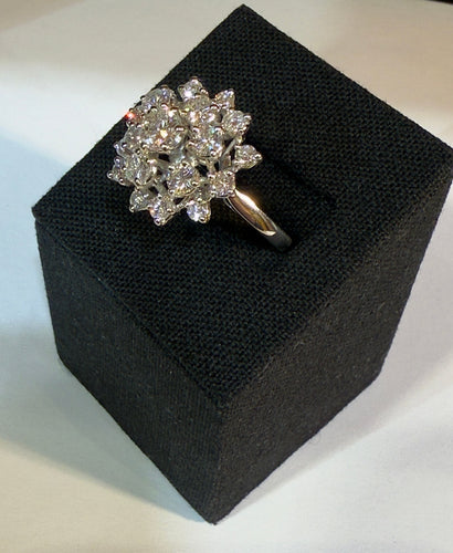 Bague 54 Bague ancienne en or blanc 18 carats et diamants 58 Facettes
