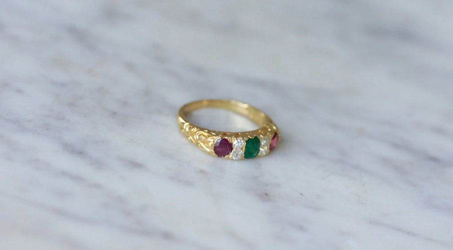 Bague 49 Bague jarretière or jaune émeraudes rubis et diamants 58 Facettes
