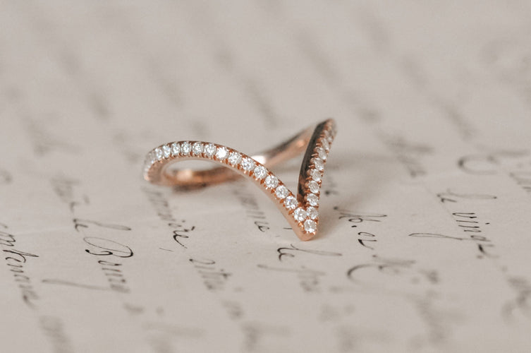 Bague 52 Bague V en or rose et diamants 58 Facettes