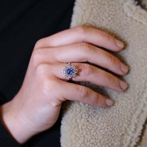Bague 54 Bague marguerite en or blanc, saphir Ceylan naturel et diamants. 58 Facettes