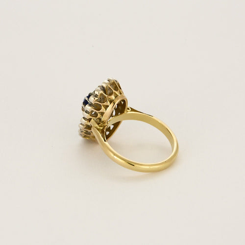 Bague 52,5 Bague marguerite en or jaune, blanc, saphirs et diamants 58 Facettes BIA10252