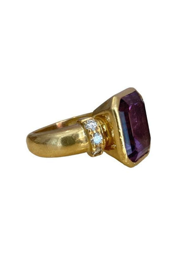 Bague 55 Importante bague, en or jaune, améthyste et diamants 58 Facettes