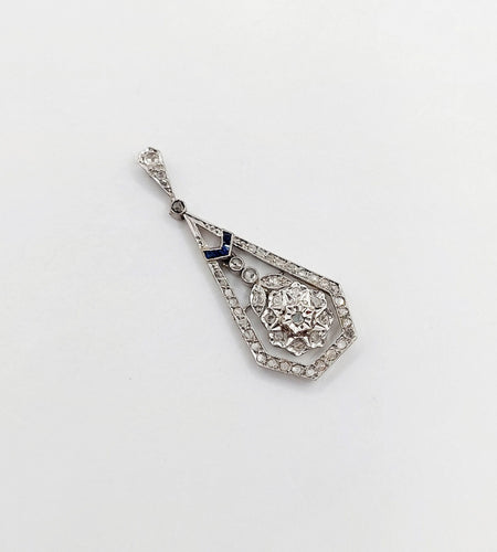 Pendentif Pendentif fleur Art déco en or blanc 18k avec diamants taille roses et saphirs 58 Facettes A06507