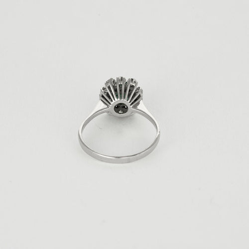 Bague 57 Bague Marguerite or gris, émeraude et diamants 58 Facettes CAN1063