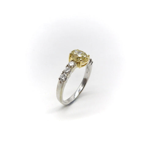 Bague 52 Bague ovale en or diamant jaune et diamant 58 Facettes