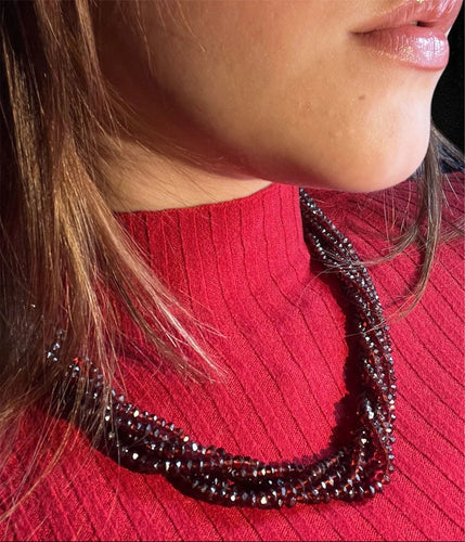 Collier élégant multi-rangs en grenat facetté