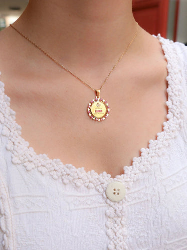 Pendentif Médaille Amour AUGIS entourage coeur rubis Plus qu’hier moins que demain diamant rubis 58 Facettes J457