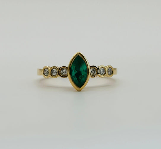 Bague en or avec émeraude taille marquise et diamants