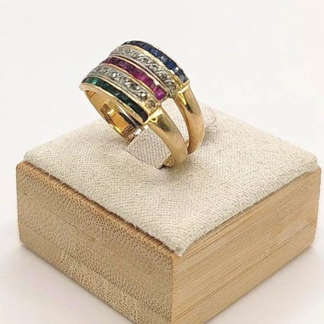 Bague 55.5 Bague Bandeau or jaune sertie de saphirs, émeraudes, rubis et diamants 58 Facettes
