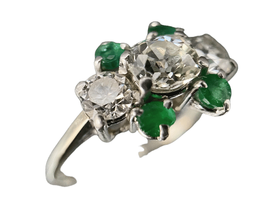 Bague 56 Bague or blanc diamant ovale de 0,70 carat et émeraudes 58 Facettes