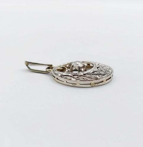 Pendentif Pendentif Art Déco or blanc , diamants et monture finement ciselée (circa 1920) 58 Facettes A05580
