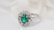 Bague 55 Bague entourage or blanc, émeraude ovale et diamants 58 Facettes F4937