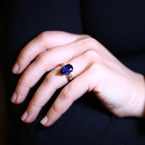Bague 53 Bague en or jaune ornée d’un saphir bleu Ceylan et de diamants. 58 Facettes