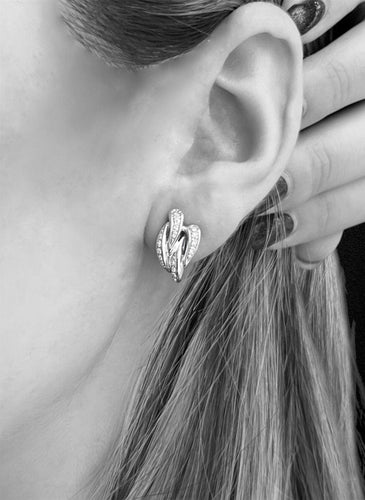 Boucles d'oreilles Boucles d'oreilles délicates serties de diamants entrelacés 58 Facettes
