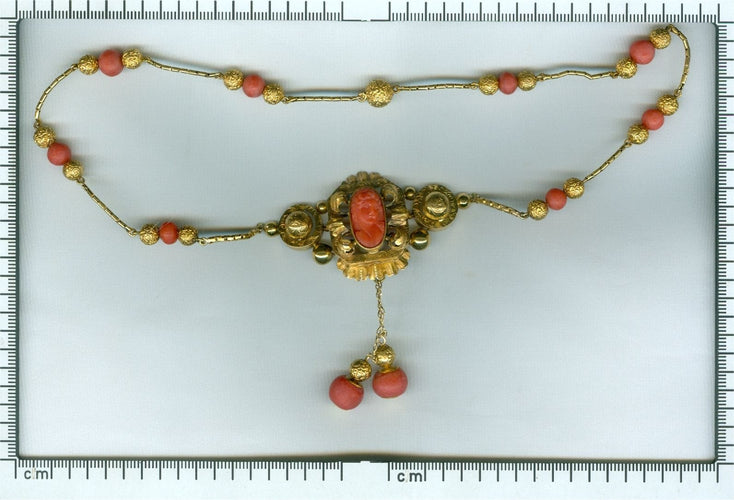 Montre Élégance antique : un chef-d'œuvre français en camée de corail 58 Facettes 20274-0182