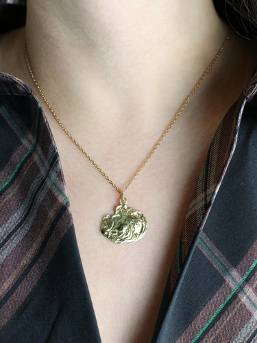 Pendentif JOE DESCOMPS Médaille femme Art Nouveau or jaune 58 Facettes 1102.2