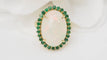 Bague 54 Bague ovale en or jaune, opale cabochon et émeraudes 58 Facettes 32639