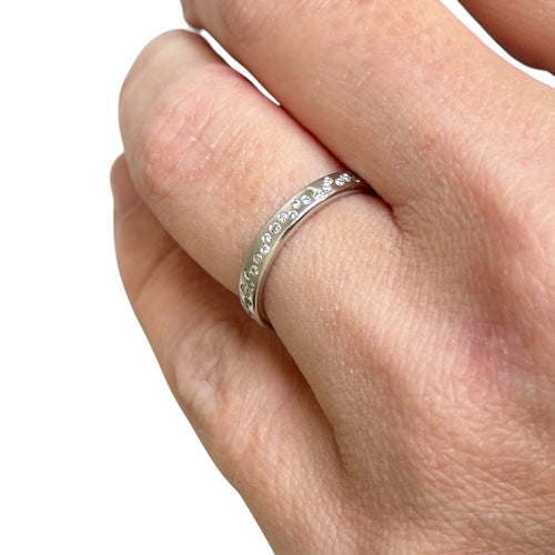 Bague 53 Bague alliance en or blanc 18 carats et diamants 0,60 carat 58 Facettes 365