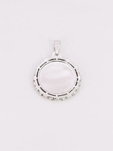 Pendentif Médaille amour Augis entourage coeurs diamants Plus qu'hier moins que demain or blanc rubis 58 Facettes J555