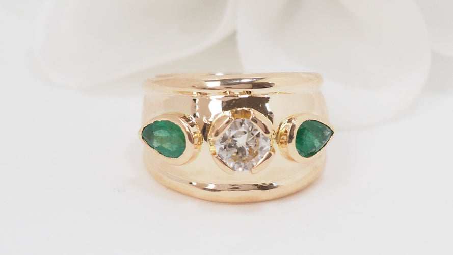 Bague 56 Bague Jonc en or jaune, émeraudes et diamants 58 Facettes 32656