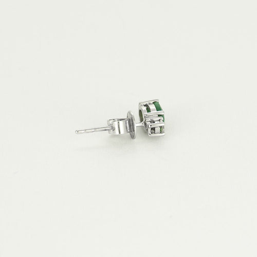 Boutons d'oreilles en or gris, diamants et petites émeraudes ovales facettées