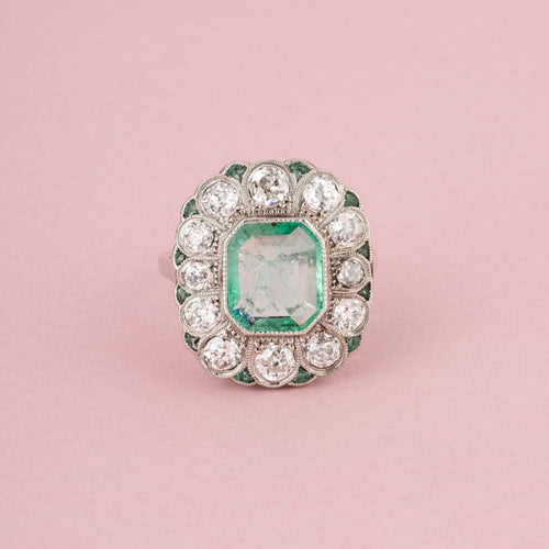Bague 56 Bague ancienne Art Déco ornée d’émeraudes et diamants en or blanc 18k et platine 58 Facettes