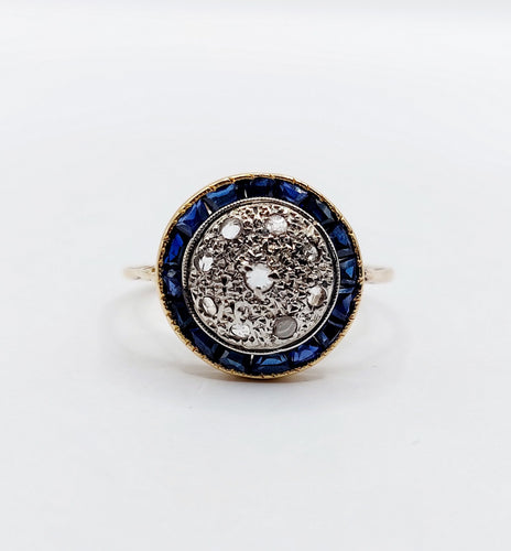 Bague 51.5 Bague cible art deco or jaune 18k ornée de diamants taillés en roses entouré de saphirs calibrés synthétiques (circa 1930) 58 Facettes A04977