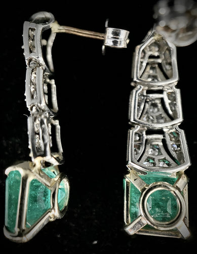 Boucles d'oreilles Paire de boucles d'oreilles pendantes sertie de 6 carats d'émeraudes 58 Facettes