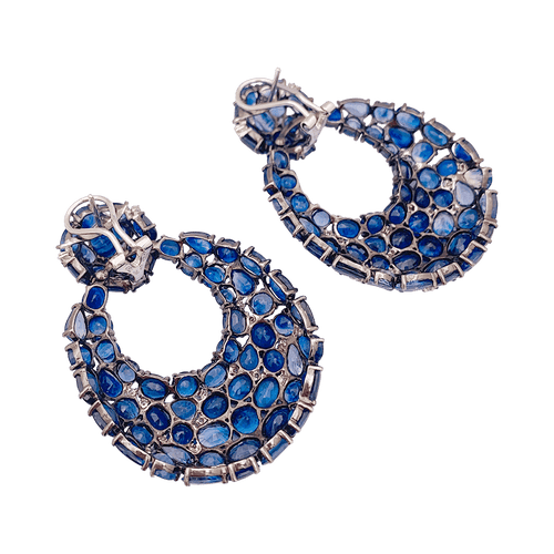 Boucles d'oreilles or blanc noirci, pavage saphirs et diamants. 58 Facettes 34167