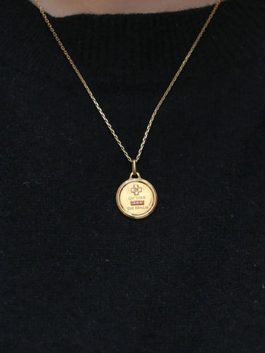 Pendentif AUGIS- Médaille amour ronde Plus qu’hier moins que demain or jaune diamants rubis 58 Facettes J256