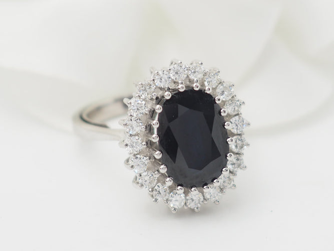 Bague 54 Bague entourage en or blanc, saphir ovale et diamants 58 Facettes 33297