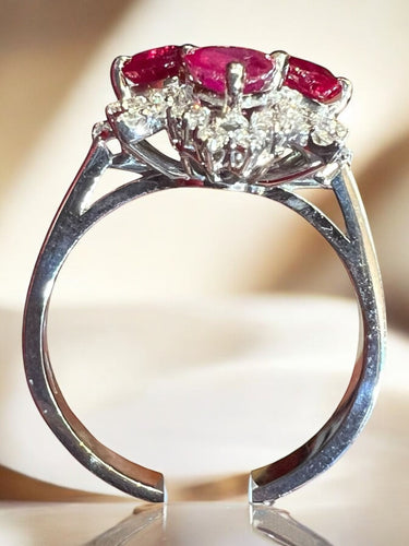 Bague 57 Bague en or blanc 4  rubis taillés en coeur  et pavage de diamants 58 Facettes 7825 A