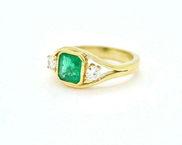 Bague Bague en or jaune ornée d'une émeraude de Zambie de 1,38 carat et de diamants 58 Facettes 10519