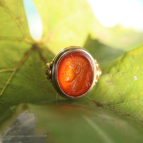 Bague 54 Bague victorienne en or jaune et cornaline ornée d'une intaille représentant Jules César 58 Facettes