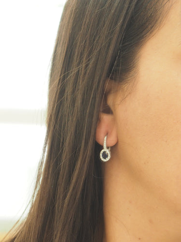 Boucles d'oreilles Boucles d'oreilles dormeuses en or blanc, saphir et diamants 58 Facettes 7313