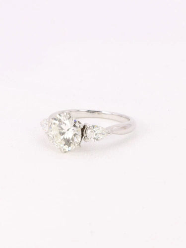 Bague 51.5 Bague trilogie or blanc diamant rond 2.07 ct diamants poires 58 Facettes 977