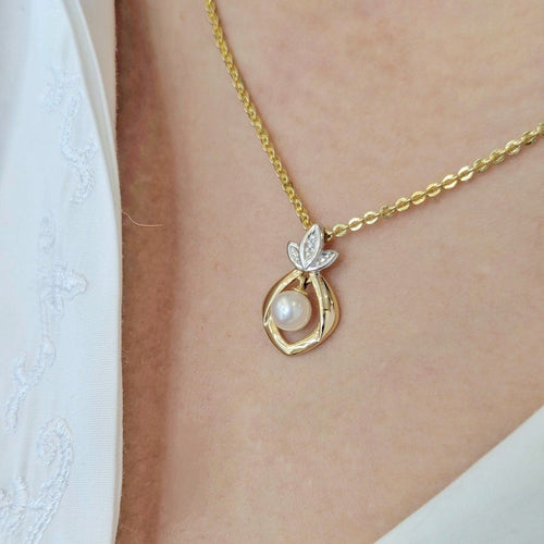 Pendentif Pendentif en or jaune, diamant et perle 58 Facettes 32247