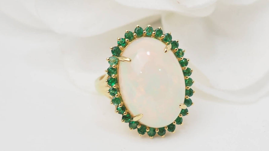 Bague 54 Bague ovale en or jaune, opale cabochon et émeraudes 58 Facettes 32639